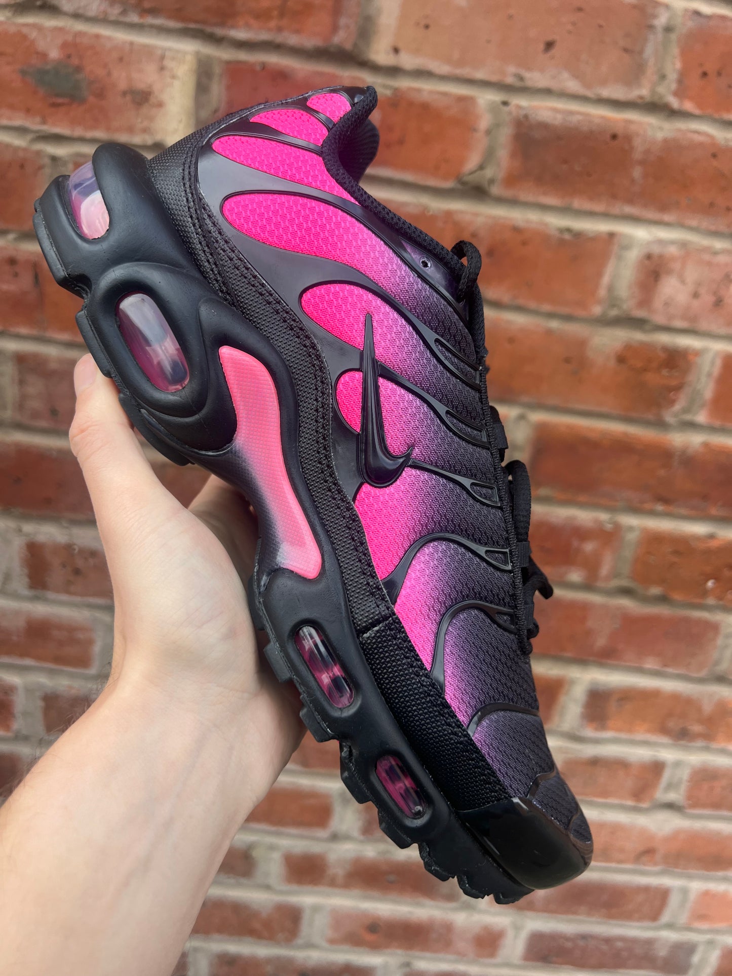 NIKE TN AIR MAX PLUS - BLACK/HYPER PINK