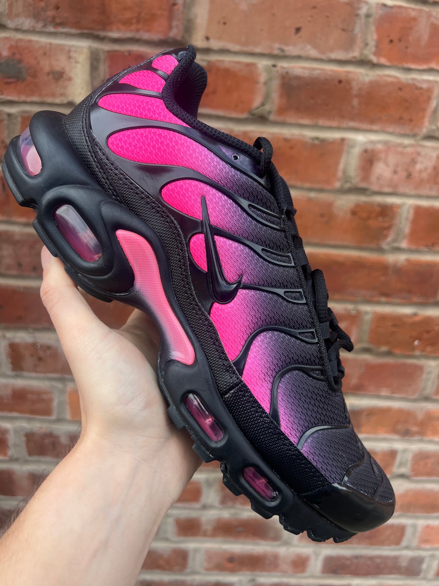 NIKE TN AIR MAX PLUS - BLACK/HYPER PINK