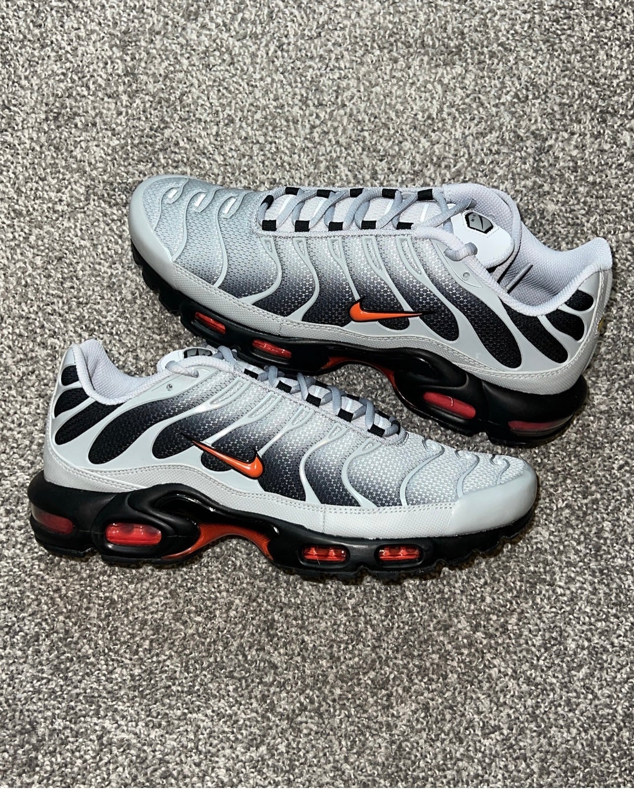 NIKE TN AIR MAX PLUS - WOLF GREY/PICANTE RED