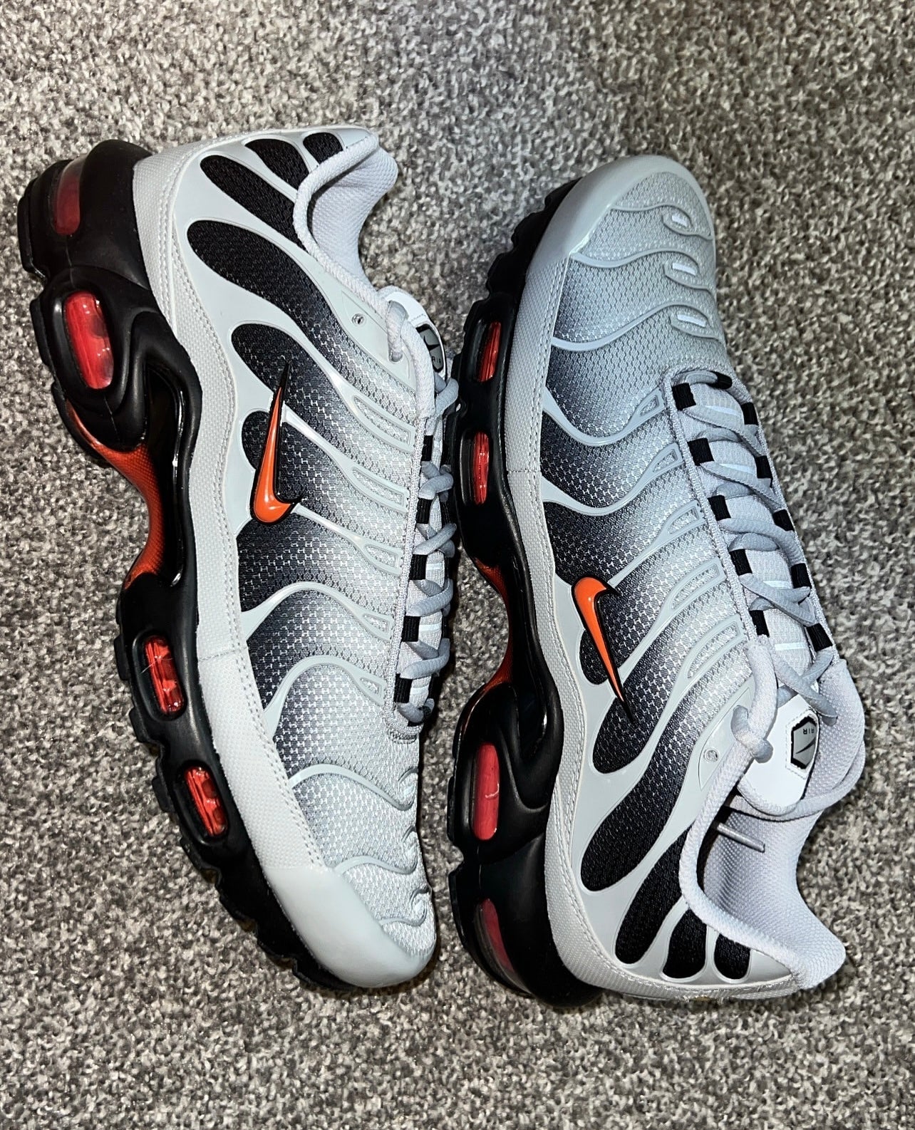 NIKE TN AIR MAX PLUS - WOLF GREY/PICANTE RED